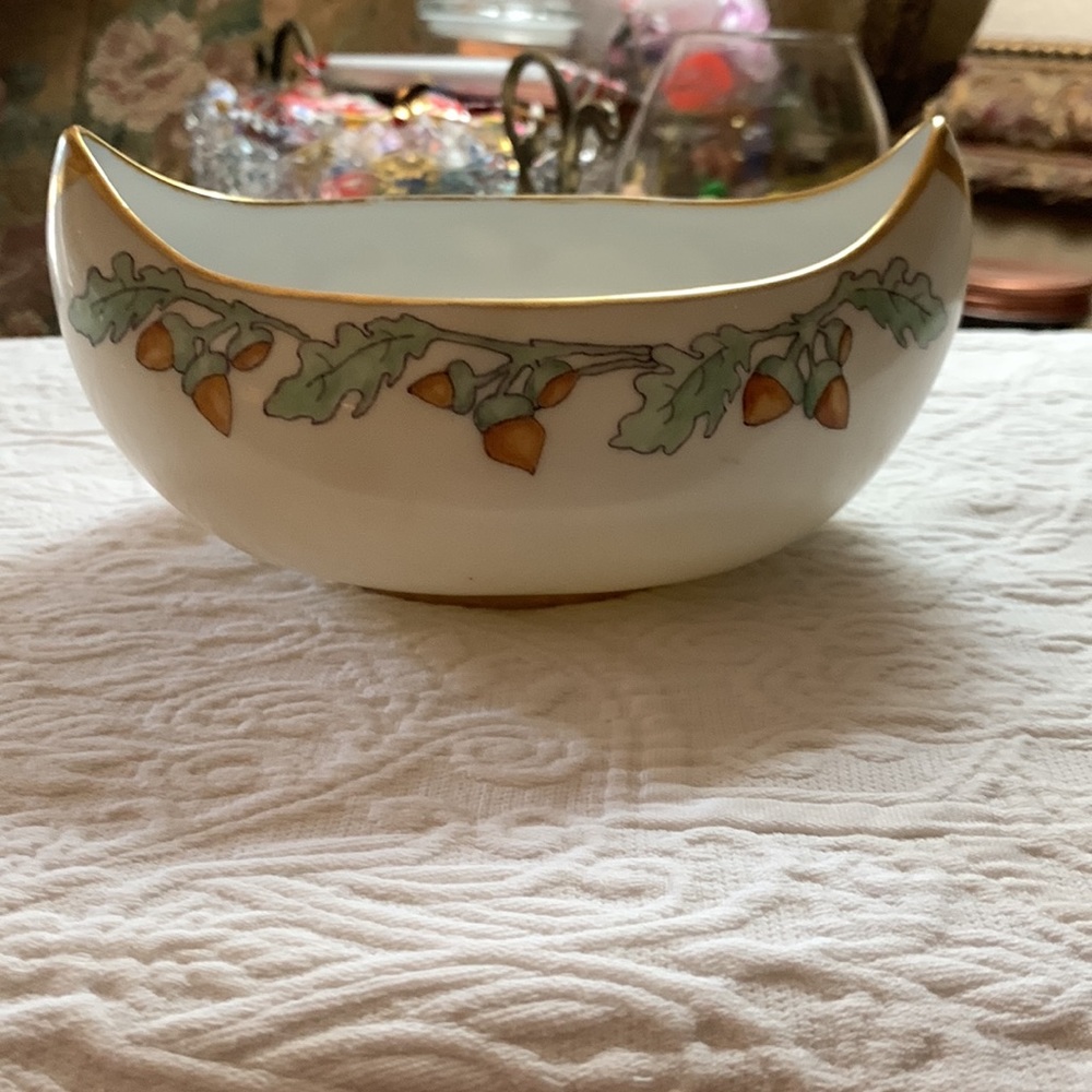 VINTAGE FAVORITE BAVARIA HAND PAINTED ART NOUVEAU DISH ..ACORNS /GOLD RIM THEME